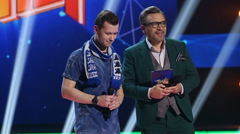Kaader esinemisest «Kellad», saatejuht Vadim Anatoljevitš Takmenjov kõrval, Moskvas, 2017